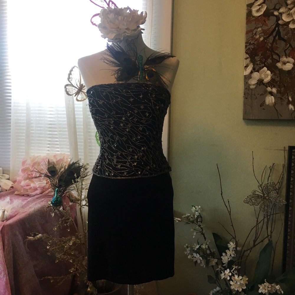 Vintage short skirt with side slit.